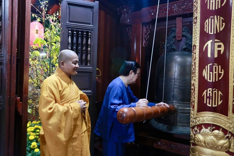 Nguyên Chủ tịch nước Trương Tấn Sang gióng chuông đầu Xuân Bính Ngọ