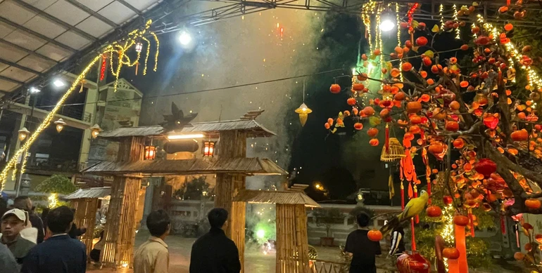 Phút giao thừa tại chùa Từ Xuyên