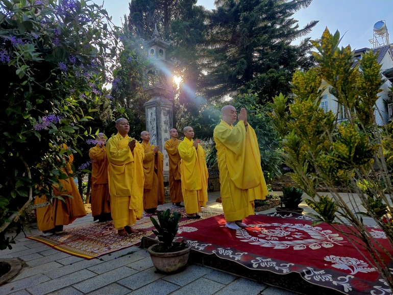  Truyền thống đầu năm, chư tôn đức Tăng Ni một số các tự viện phố núi Cao Nguyên về thăm, đảnh lễ chư vị Tổ sư