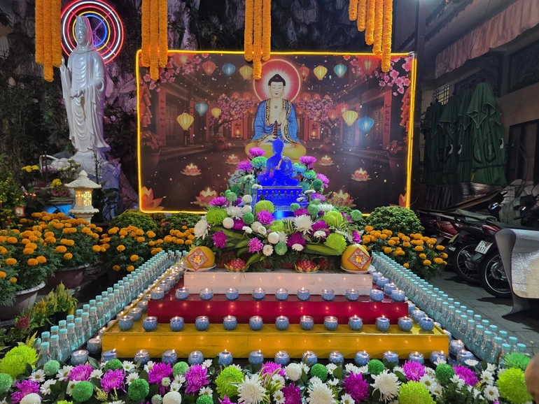 Tôn tượng Đức Phật Dược Sư tại Quan Âm tu viện