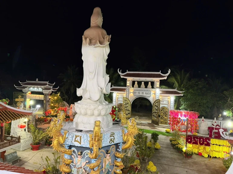 Khuôn viên Quan Âm lộ thiên