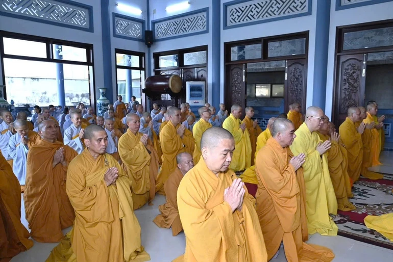 Môn đồ pháp quyến thành kính tưởng niệm Hòa thượng Thích Minh Phước