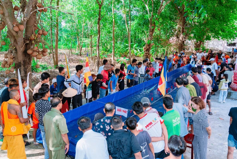 Quang cảnh buổi đua ghe ngo mini