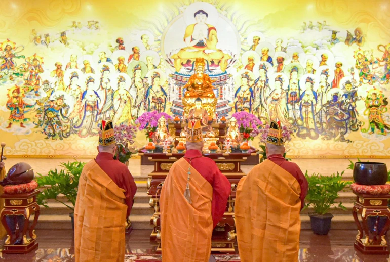 Chư vị đàn chủ niêm hương tại Lễ khai đàn Pháp hội Dược Sư "Tiêu tai diên thọ - kỳ quốc thái dân an - nguyện phong điều vũ thuận" - Ảnh: Quảng Đạo/BGN