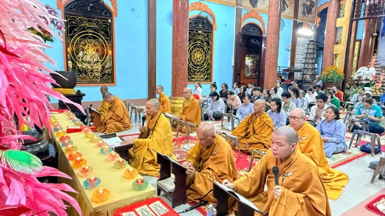 Chư Tăng và Phật tử nhất tâm trì tụng kinh Dược Sư