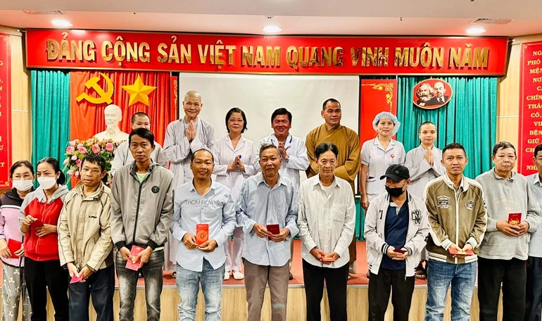 Đoàn trao quà đến bệnh nhân khó khăn tại Bệnh viện Đa khoa Vũng Tàu