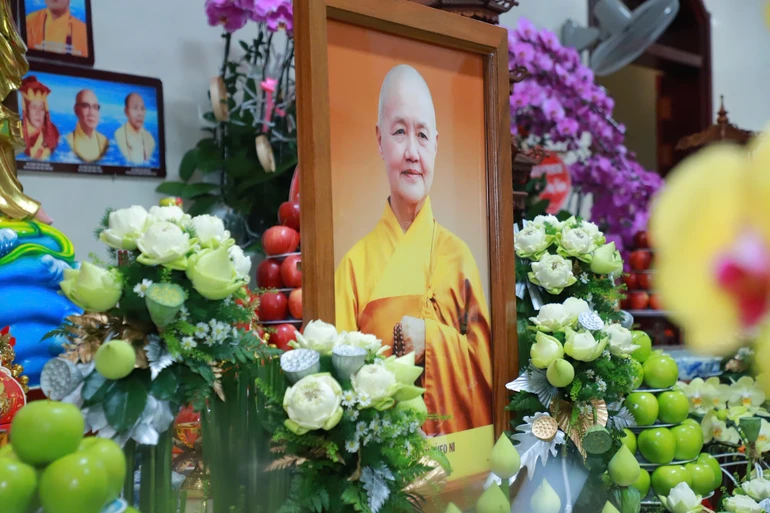 Di ảnh Ni trưởng Thích nữ Huyền Học tại Liên Hoa Ni tự, tỉnh Lâm Đồng