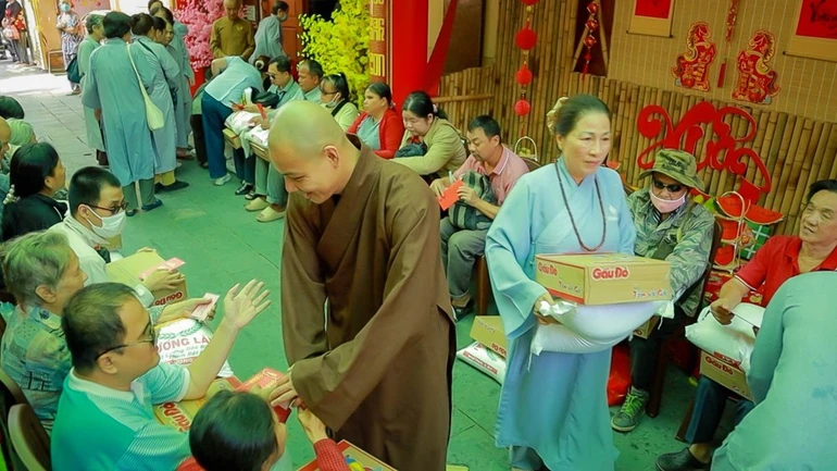 Đại đức Thích Minh Ân trao quà đến người khiếm thị