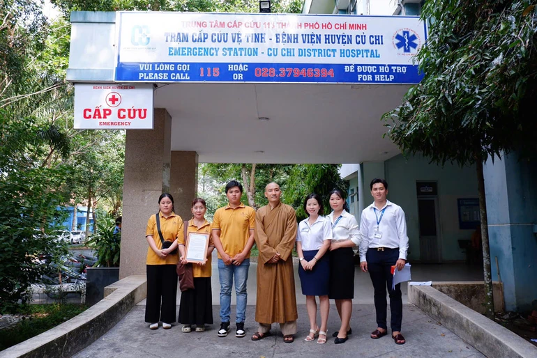 Đoàn đến thăm và trao quà tại Bệnh viện Đa khoa Củ Chi