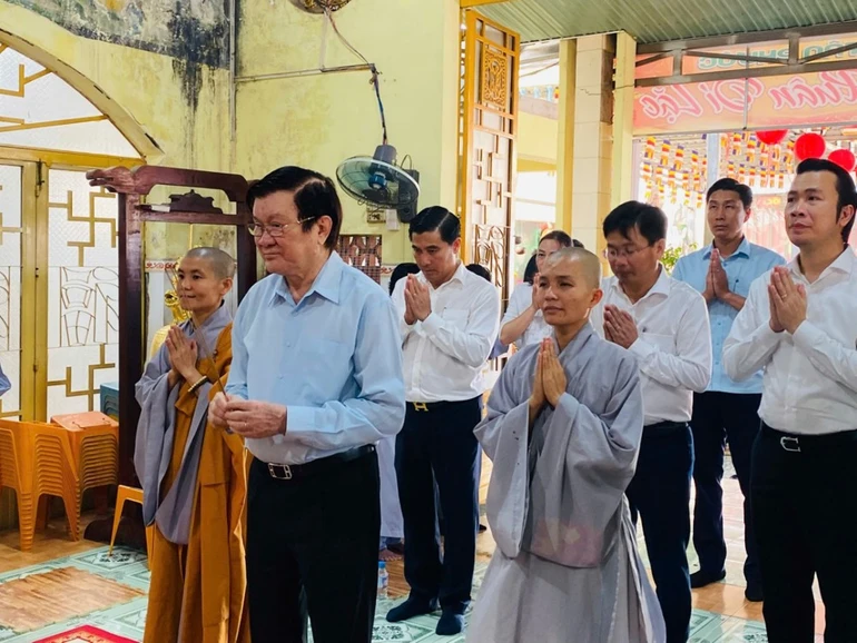 Nguyên Chủ tịch nước Trương Tấn Sang dâng hương Tam bảo tại chùa Tân Phước