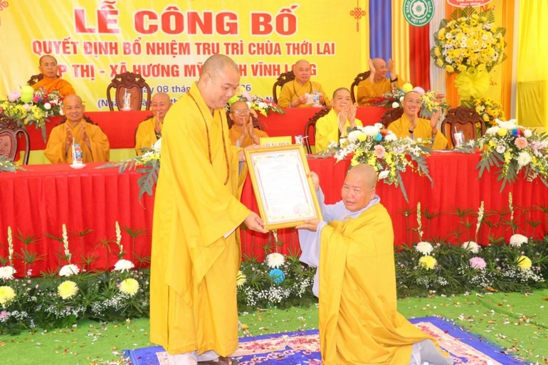 Thượng tọa Thích Trí Thọ trao quyết định bổ nhiệm đến Sư cô Thích nữ Diệu An, tân trụ trì chùa Thới Lai