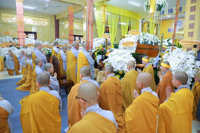 Phân ban Ni giới T.Ư viếng tang Ni trưởng Thích nữ Hải Nghĩa