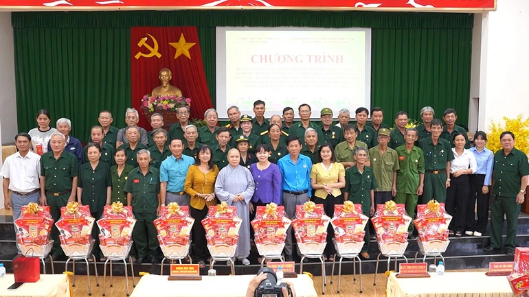 Đồng Nai: Ban Từ thiện xã hội Phật giáo tỉnh tặng quà đến mẹ Việt Nam anh hùng, các thương binh