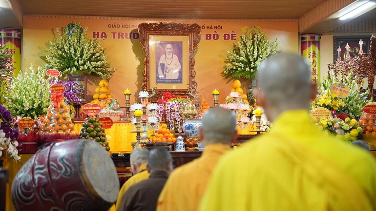 Chư tôn đức thành kính đảnh lễ, tưởng niệm Giác linh Đại lão Hòa thượng Thích Tâm Tịch