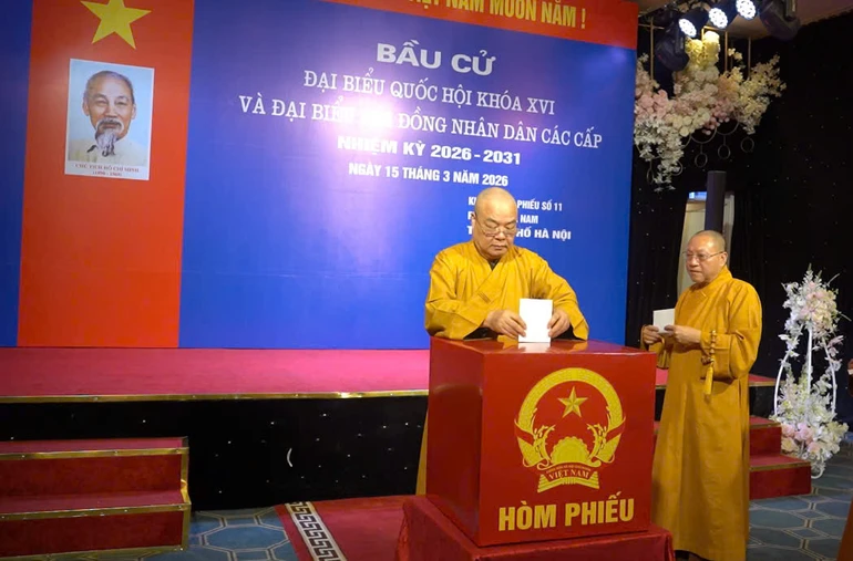 Trưởng lão Hòa thượng Thích Thanh Nhiễu bỏ phiếu bầu Đại biểu Quốc hội và Hội đồng Nhân dân các cấp tại điểm số 11 (P.Cửa Nam, Hà Nội)