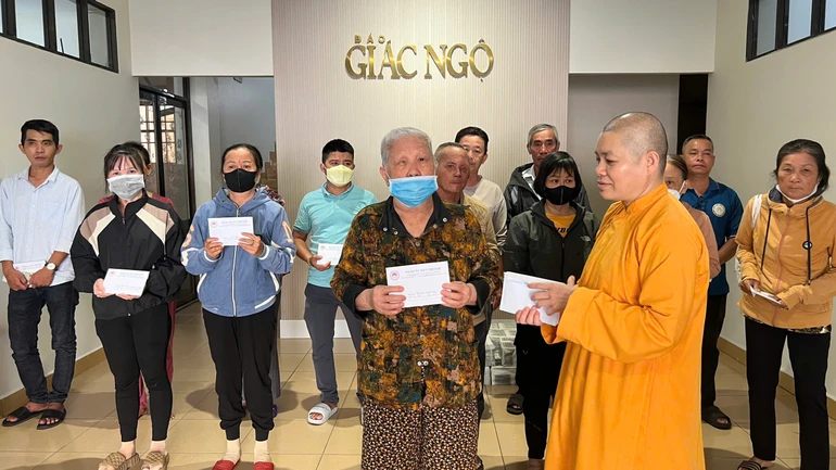  Ni sư Thích nữ Thông Liên thay mặt bạn đọc và nhà hảo tâm trao tiền đến bệnh nhân nghèo