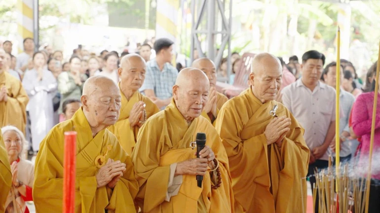 Chư tôn giáo phẩm chứng minh cử hành nghi thức truyền thống