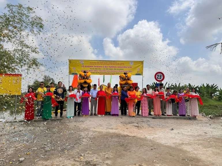 Đoàn cắt băng khánh thành cầu Tường Nguyên 570, tại ấp Vĩnh Hòa 1