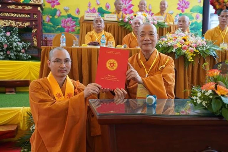 Hòa thượng Thích Bảo Nghiêm trao Bằng tốt nghiệp Lớp Đào tạo Giảng sư, do Ban Hoằng pháp T.Ư tổ chức