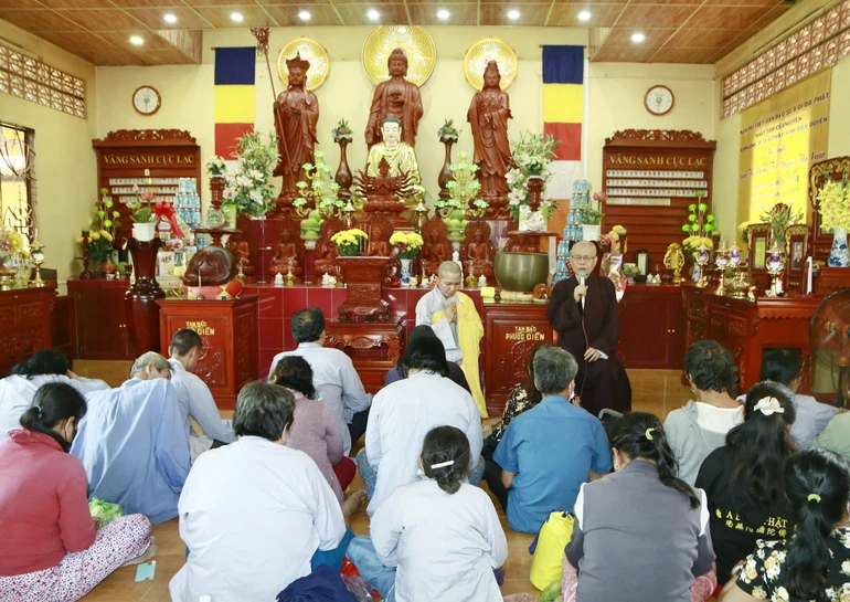 Hòa thượng Thích Chơn Nguyên động viên bà con khiếm thị vươn lên trong cuộc sống