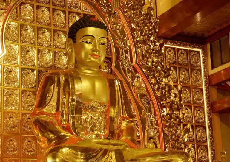 Tôn nghiêm tôn tượng Đức Bổn Sư tại chánh điện Việt Nam Quốc Tự - Ảnh: Bảo Toàn/BGN