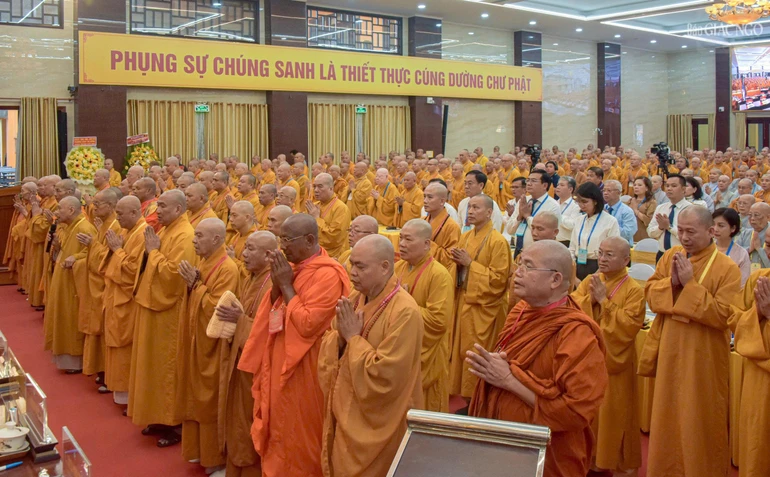 Chư tôn đức trong nghi thức chào Quốc kỳ - Đạo kỳ