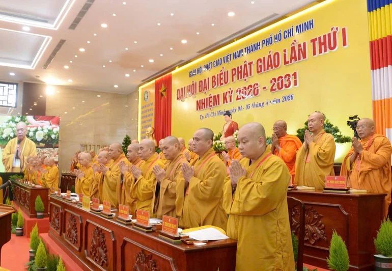 Chư tôn đức Chủ tọa đoàn tại phiên thứ hai Đại hội