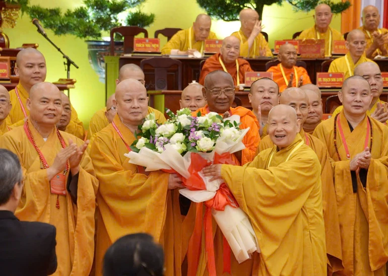 Trưởng lão Hòa thượng Thích Thiện Nhơn trao hoa chúc mừng đến Hòa thượng Thích Lệ Trang, tân Trưởng ban Trị sự Phật giáo TP.HCM nhiệm kỳ 2026-2031 - Ảnh: Bảo Toàn/BGN