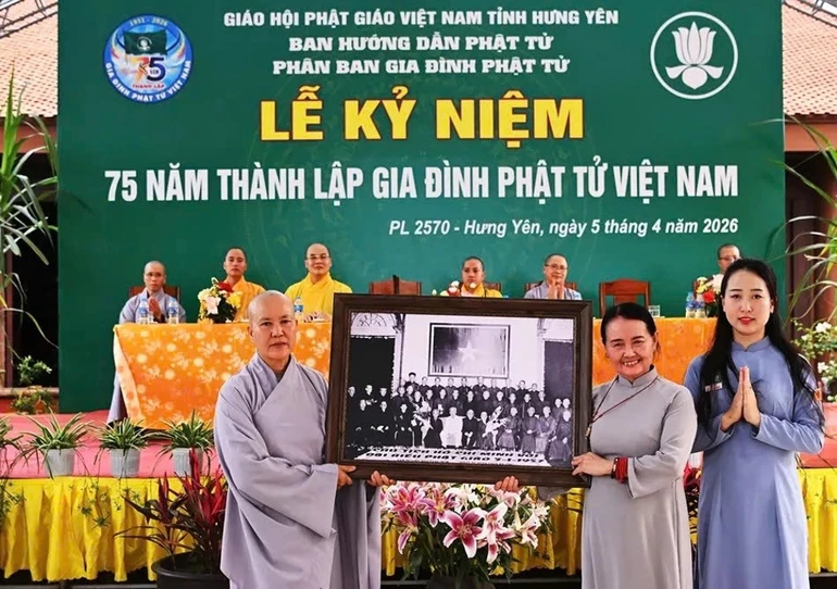 Cư sĩ Diệu Nhân trao ảnh Bác Hồ lưu niệm đến Gia đình Phật tử tỉnh Hưng Yên