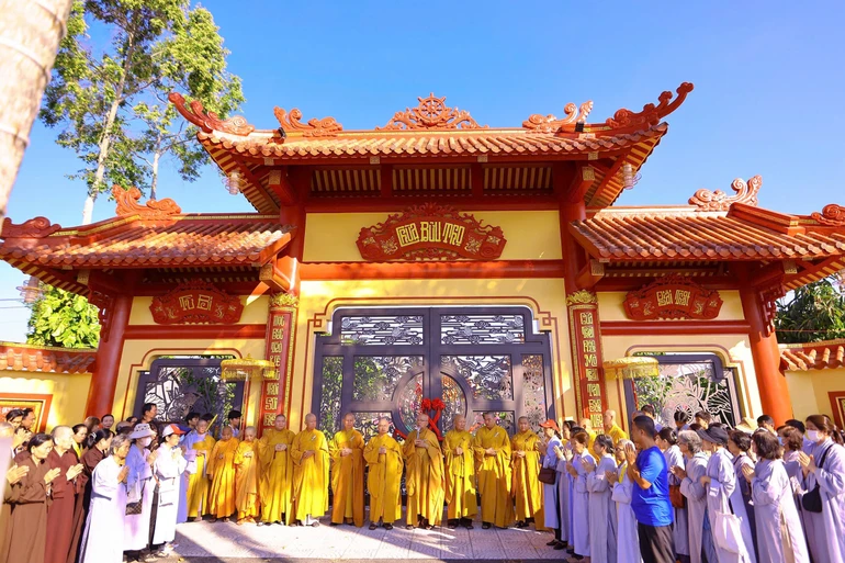 Chư Tăng thực hiện khánh thành tam quan chùa Bửu Thọ sau một năm thi công