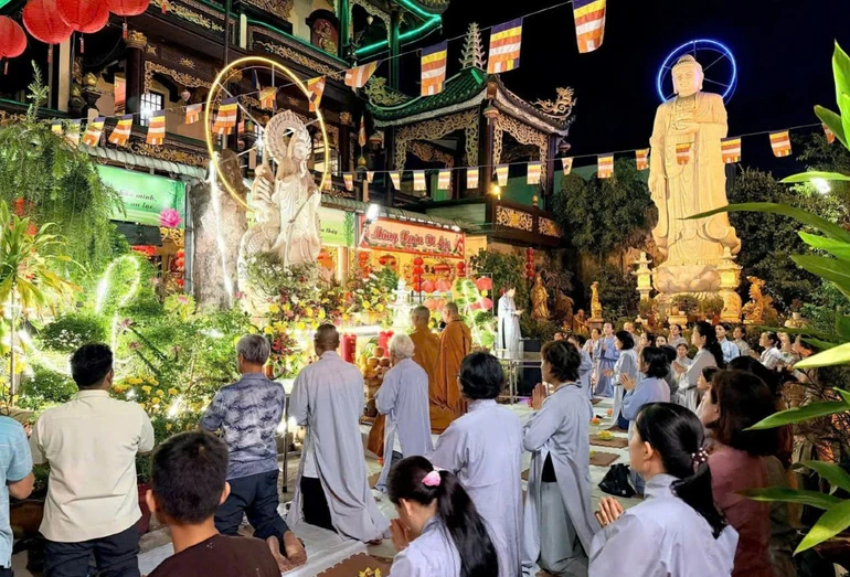 Lễ hoa đăng tại chùa Minh Giác