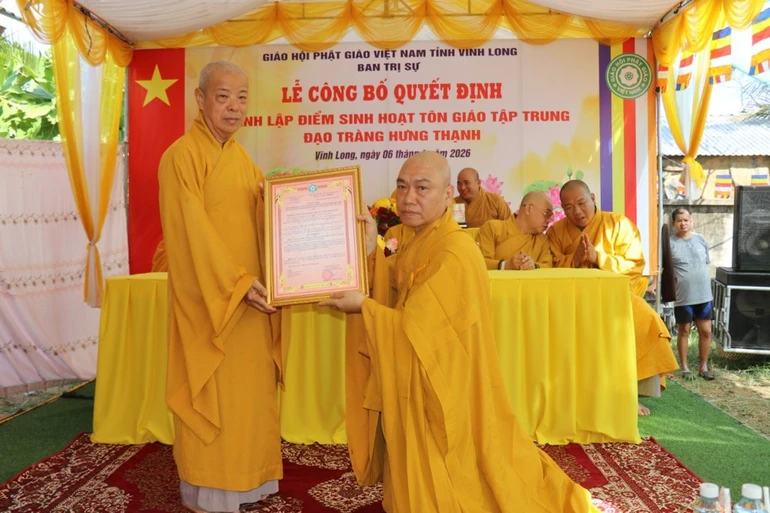 Hòa thượng Thích Trí Minh trao quyết định thành lập và phân công nhân sự đến Thượng tọa Thích Trí Thanh