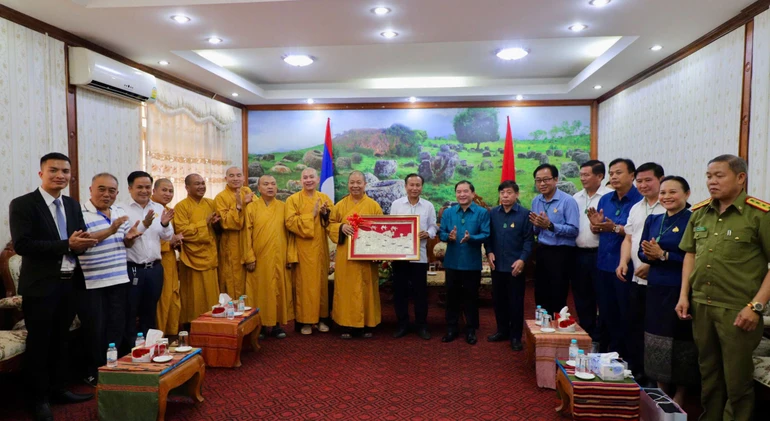 Đoàn chúc Tết cổ truyền Bunpimay tại Ủy ban Nhân dân tỉnh Xiêng Khoảng, Lào