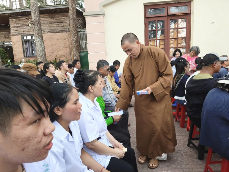 Thượng tọa Thích Thiện Thông trao quà đến bà con khó khăn, tại điểm chùa Thanh Sơn