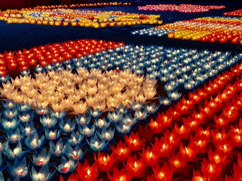 Thắp nến tưởng niệm các anh hùng liệt sĩ Việt - Lào