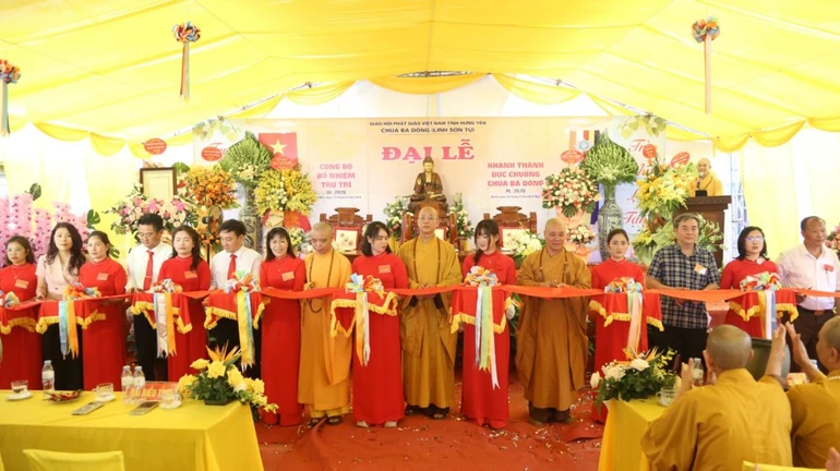 Cắt băng khánh thành chùa Ba Đông