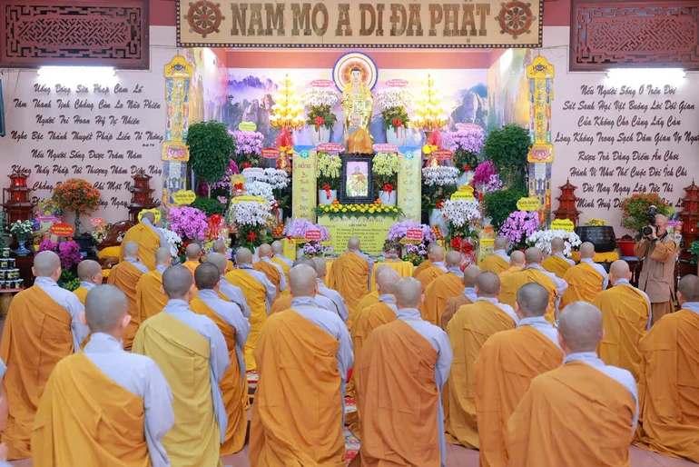 Chư Ni đảnh lễ Giác linh Ni trưởng Thích nữ Chí Kiên