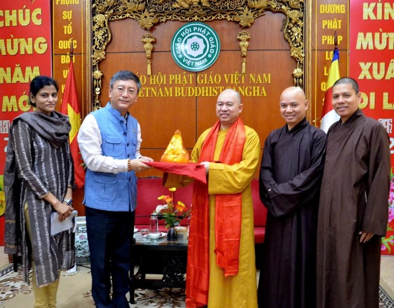 Hà Nội: Đại sứ Đặc mệnh toàn quyền Cộng hòa Ấn Độ thăm và làm việc tại chùa Quán Sứ