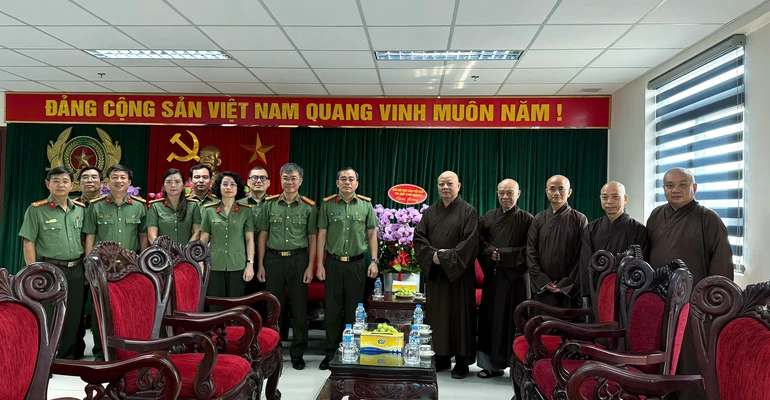 Phái đoàn Ban Trị sự TP.HCM chúc mừng lãnh đạo Cục An ninh nội địa nhân Ngày truyền thống của ngành