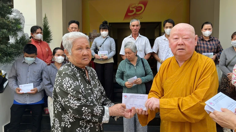 Hòa thượng Thích Duy Trấn trao tiền ủng hộ đến bệnh nhân bệnh hiểm nghèo