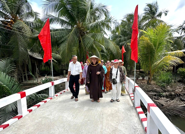 Đoàn từ thiện khánh thành cầu bê-tông tại ấp Phú Đông 1, xã An Định, tỉnh Vĩnh Long