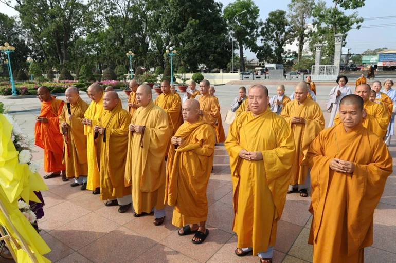 Ban Thường trực Ban Trị sự tỉnh Tây Ninh dâng hương các anh hùng, liệt sĩ