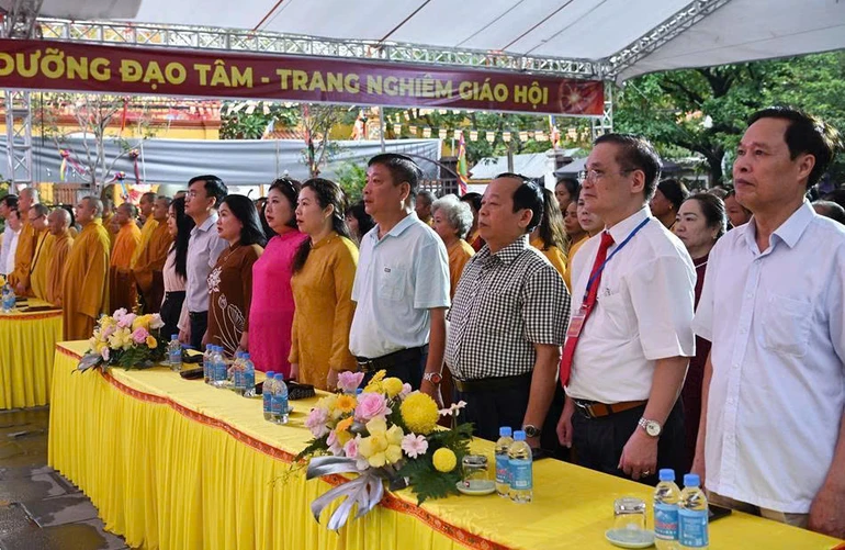 Chư tôn đức và các đại biểu tham dự