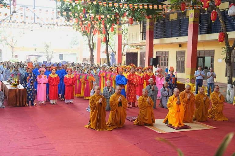 Chư tôn đức thành kính dâng hương Tổ Hùng Vương