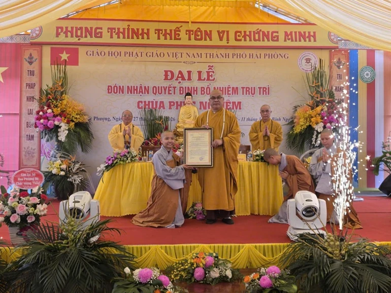 Hòa thượng Thích Thanh Vân trao quyết định đến Sư cô Thích An Nhẫn