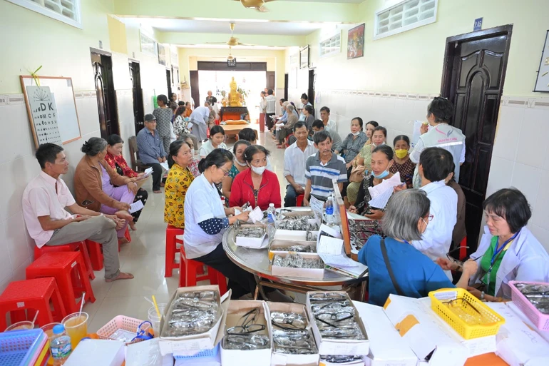 Khu vực khám mắt và tặng kính cho bà con nghèo