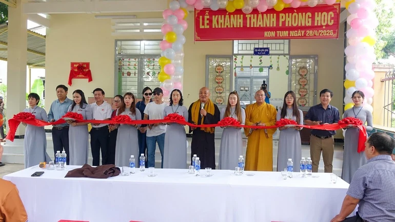 Cắt băng khánh thành phòng học cho Trường mầm non số 2