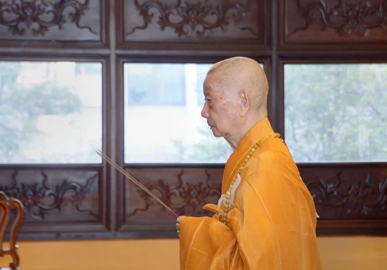 Đức Đệ tứ Pháp chủ GHPGVN niêm hương bạch Phật tại chánh điện Việt Nam Quốc Tự - Ảnh: Bảo Toàn/BGN