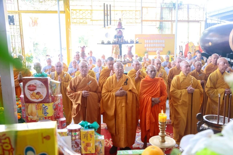 Chư tôn đức dâng hương tưởng niệm Trưởng lão Hòa thượng Thích Huệ Thành