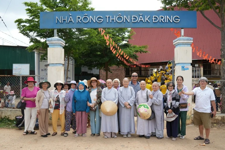 Đoàn từ thiện tại Nhà rông thôn Đăk Đring